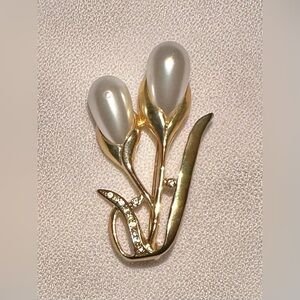 Cala Lily Faux Pearl and Gold-tone Brooch 1 3/4”